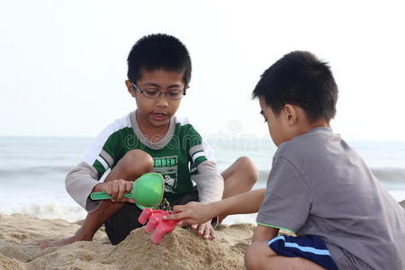 男孩们建造沙堡