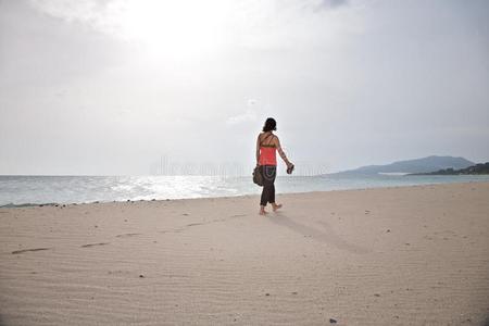 在塔里法海滩散步的女人