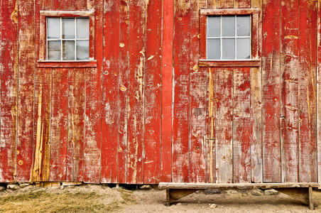 红色的旧谷仓窗户和孤独的长凳