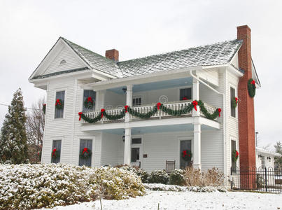 为圣诞节装饰的白色两层房子