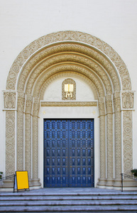 装饰华丽的教堂门，带有空白标志