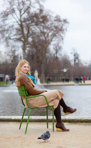 美丽的女人在Tuilleries