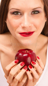 美女近距离抱着苹果