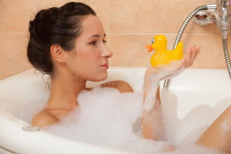 浴室里的年轻女人.照片