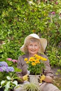 在花园里工作的退休妇女