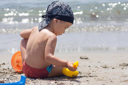 在海滩上玩耍的男孩