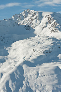 冬天下雪的山。