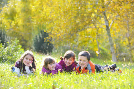 秋季公园的孩子们