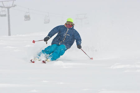 年轻人在暴风雪中滑雪图片