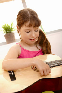 弹吉他的小女孩