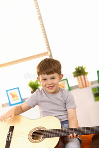 五岁快乐弹吉他