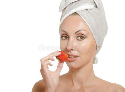 漂亮的年轻女人穿着毛巾拿着草莓