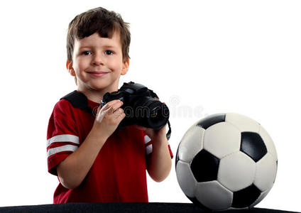 带照相摄像机和足球的孩子