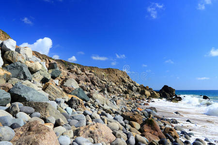 岩石沙滩蓝天