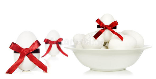 带红丝带的白色糖果复活节彩蛋