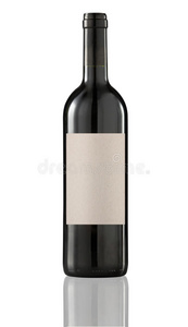 用空白标签隔离的红葡萄酒瓶。