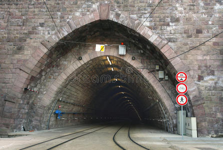 方形隧道口图片