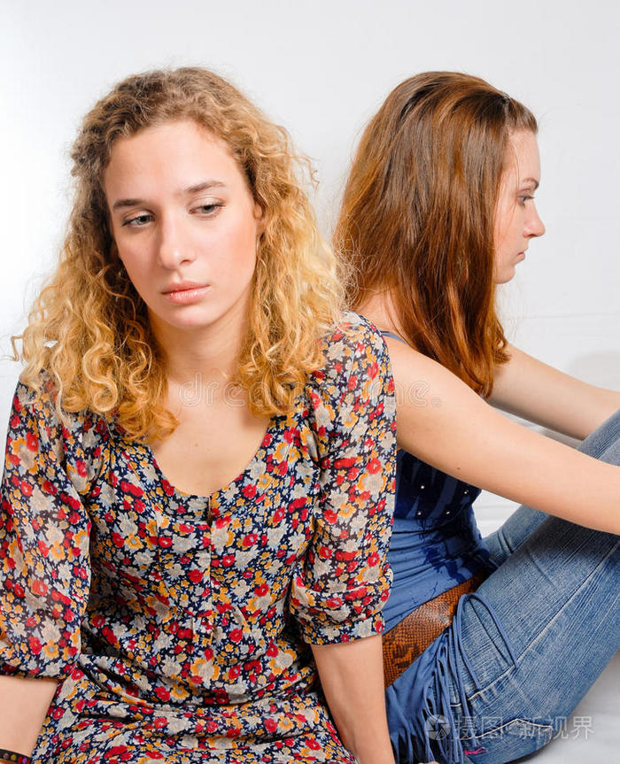 下载小样发票合同问题/举报穿着黑色衬衫的迷人的愤怒的女人女孩两个