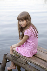 坐在旧桥上的七岁女孩图片