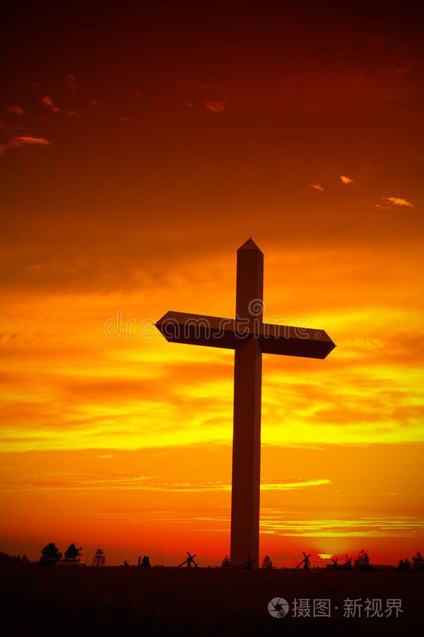 日落时的基督教十字架剪影