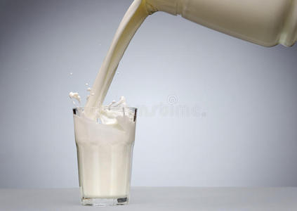 泼洒一杯牛奶