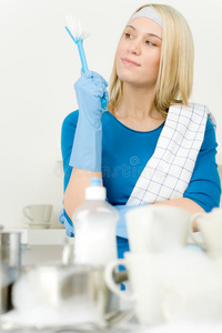 现代厨房快乐女人洗碗