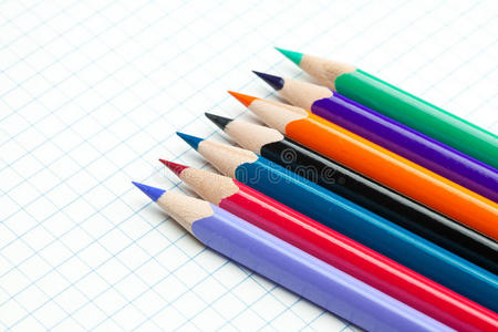 格子笔记本和彩色铅笔
