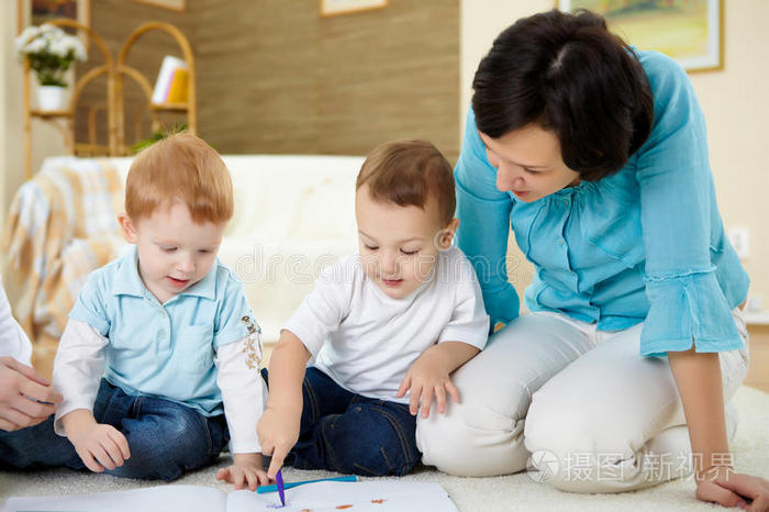 母子俩在家地板上