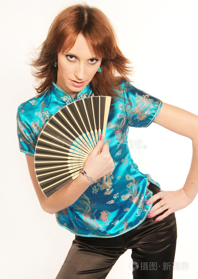 一个拿着扇子的年轻女孩的画像