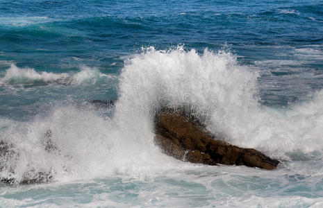 波浪撞击岩石