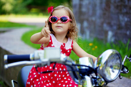 骑摩托车穿红衣服的女孩