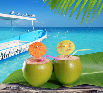 加勒比海海滩椰子草鸡尾酒