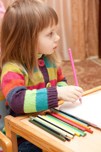小女孩在家用铅笔画画