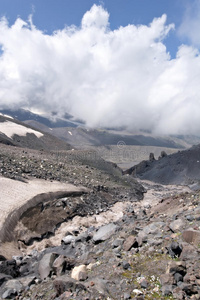 在云层中逆流而上的冰川河5642m