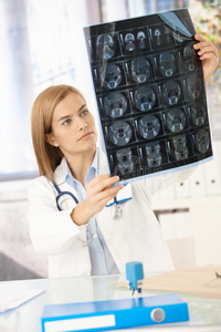 年轻女医生研究x光影像