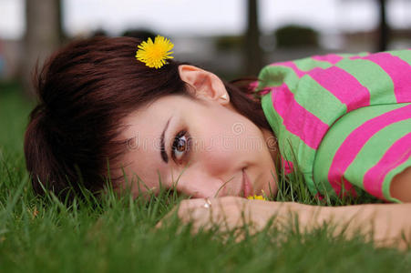 躺在青草上的蒲公英女人