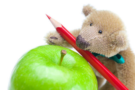 泰迪熊苹果和彩色铅笔