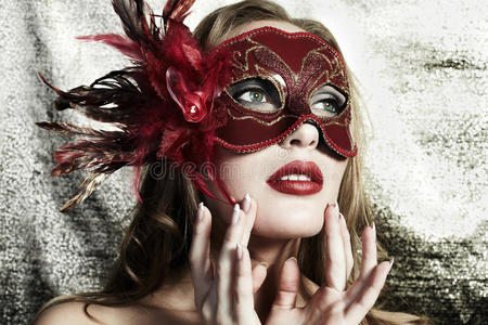 戴着红色神秘面具的美丽年轻女子