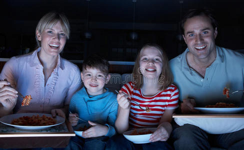 一家人一边看电视一边吃饭