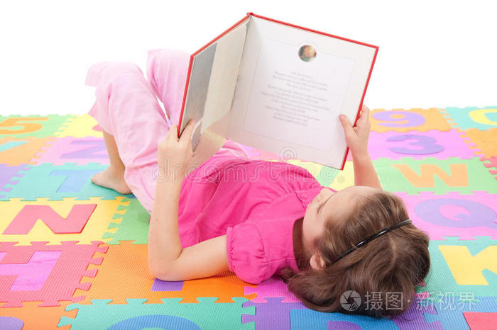 读儿童字母书的女童
