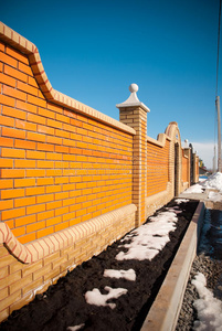 3d 渲染办公楼围墙德国南部春季农村乡村现代住宅建筑的花园围墙