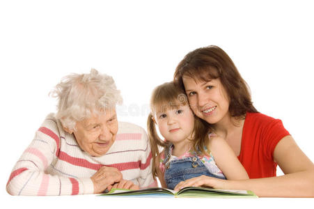 奶奶和孙女一起看书