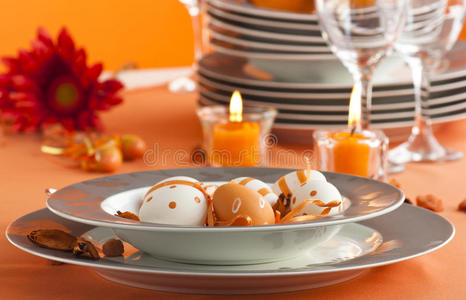 橙色复活节餐桌布置