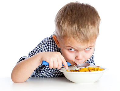 一个男孩正在吃碗里的麦片