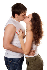 年轻夫妇接吻