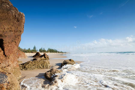 澳大利亚海浪冲击下的海景