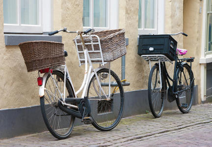两辆带篮子的自行车