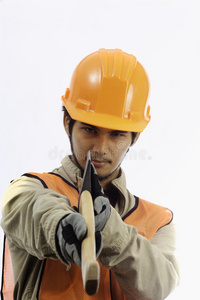 亚裔拉丁裔安全帽工人图片