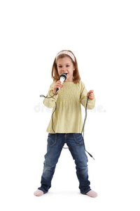 用麦克风唱歌的小女孩图片