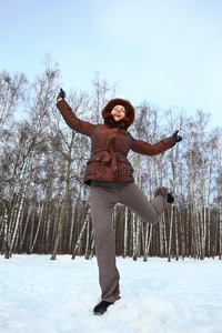女人站在雪地上，被吸引向天空